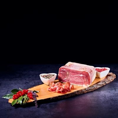 Metzgerei Thumm Filderstadt-Frisches Fleisch und andere regionale Produkte-Grid-_2 Fein aufgeschnittener Rohschinken auf Holzbrett, Metzgerschinken mit Gewürzen und Kräutergarnitur angerichtet