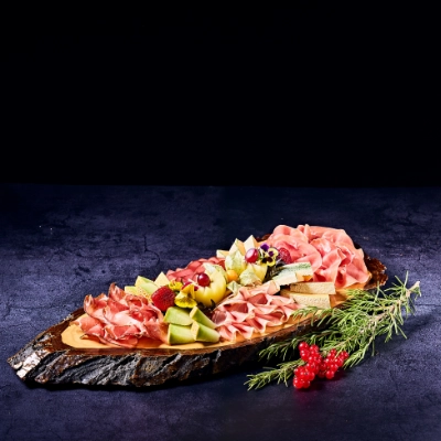 Metzgerei Thumm Filderstadt-Frisches Fleisch und andere regionale Produkte-Grid-_3 Edle Schinkenplatte mit Melone, Trauben und Käse, feine Aufschnittauswahl für Partyservice und Buffet.