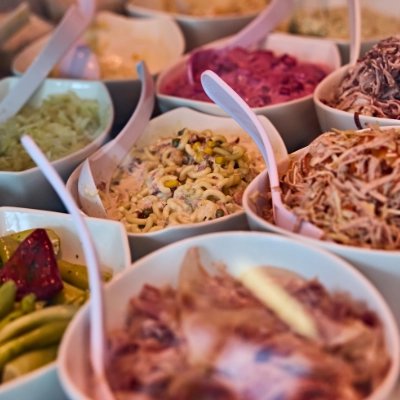Metzgerei Thumm Filderstadt-Frisches Fleisch und andere regionale Produkte-Grid_1 Hausgemachte Feinkostsalate in der Metzgerei, Auswahl an Fleischsalat, Krautsalat, Nudelsalat und Gemüsespezialitäten