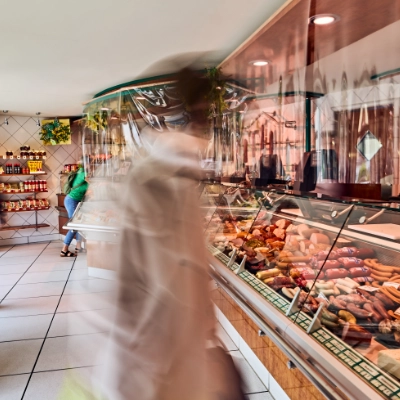 Metzgerei Thumm Filderstadt-Frisches Fleisch und andere regionale Produkte-Grid_2 Unsere Metzgerei mit moderner Verkaufstheke, frische Fleisch- und Wurstspezialitäten, Kunden beim Einkauf in freundlicher Atmosphäre