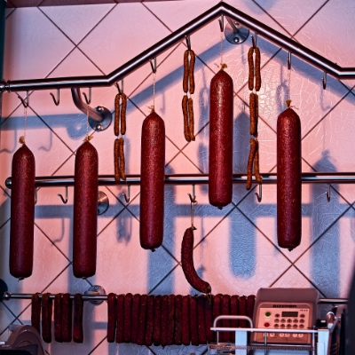 Metzgerei Thumm Filderstadt-Frisches Fleisch und andere regionale Produkte-Grid_4 Luftgetrocknete Rohwurst und Salami in traditioneller direkt bei uns hergestellt, handwerklich gereifte Wurstspezialitäten an Haken.