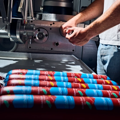 Metzgerei Thumm Filderstadt-Frisches Fleisch und andere regionale Produkte-Grid_5 Wurstproduktion bei uns in der Metzgerei, Handarbeit an Füllmaschine, abgepackte Hausmacherwurst mit Etikett